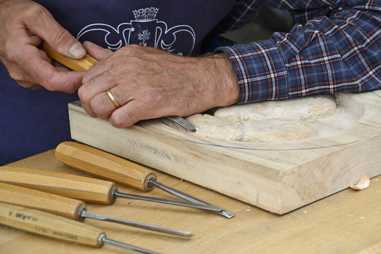 artigiano del legno - mani al lavoro