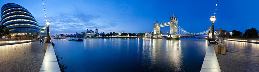 Fototapeta na wymiar Tower Bridge noc Panorama