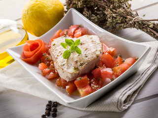 grilled tuna with tomatoes salad