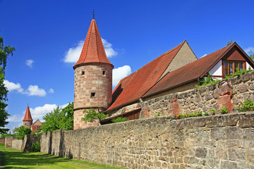 Fototapeta na wymiar średniowieczne mury miejskie