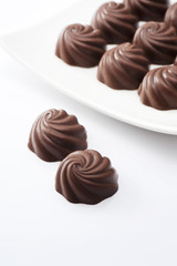 白色のお皿に並べたチョコレート