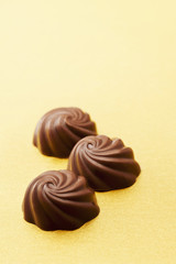 金色の背景にチョコレート