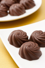 お皿にのせた複数のチョコレート