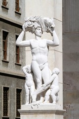 bergamo - statua in piazza libertà