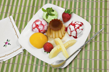 Pijama, postre compuesto de flan, fruta y helado.