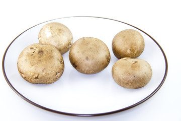 Braune Champignons auf Teller