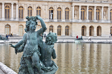 Fototapeta na wymiar rze¼ba w ogrodzie pałacu w Wersalu pod Paryżem, Francja
