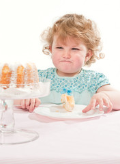 Mädchen isst Kuchen