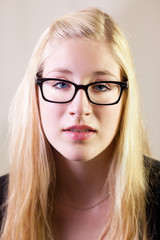 Fototapeta na wymiar Portrait einer jungen Frau mit Brille