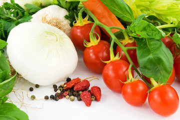 erbe aromatiche, cipolla, basilico, pepe e pomodorini