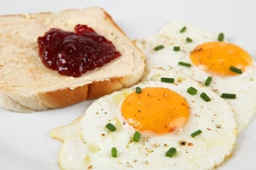 Spiegelei und Toast