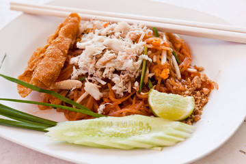 thai food Pad thai , Stir fry noodles with shrimp .