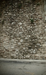 MURO IN PIETRA SU STRADA