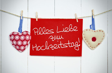 2 Stoffherzen mit Alles Gute zur Hochzeit auf Holzbrett