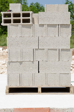 Palette de parpaings pos&eacute;e sur les fondations d'une maison neuve