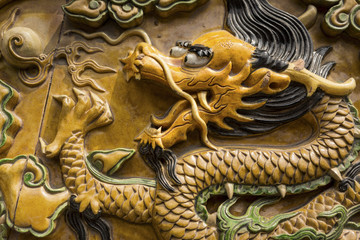 Drache, glasierte Kachel in China / Peking