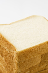 白背景に積み重ねた食パン