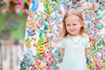Obraz na płótnie Canvas Little girl at crafts market