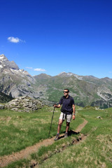 Homme pratiquant la randonnée en montagne à Gavarnie