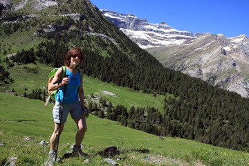 Femme pratiquant la randonnée en montagne à Gavarnie