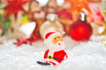 kleiner Weihnachtsmann im Schnee