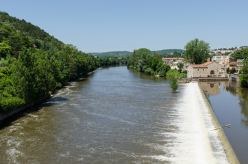 Fototapeta na wymiar Widok na rzekę w Cahors Lot z mostu Valentre