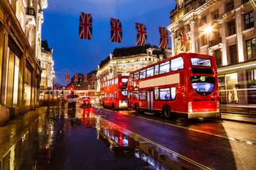 Bus rouge sur la Rainy Street de Londres dans la nuit, Royaume-Uni