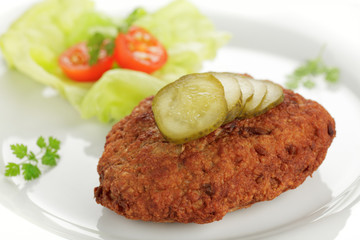 Frikadelle mit Gewürzgurke