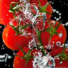 Tomates dans l& 39 eau avec des bulles d& 39 air