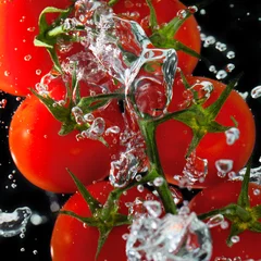 Papier Peint photo Éclaboussures deau Tomates dans l& 39 eau avec des bulles d& 39 air