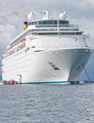 Obraz premium bateau de croisières au mouillage
