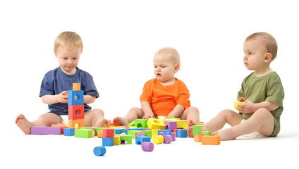 Kinder spielen mit Bausteinen