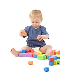 Kind spielt mit Bausteinen