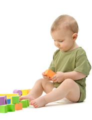 Kind spielt mit Bausteinen