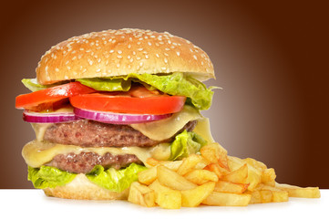 Patatas fritas y hamburguesa.