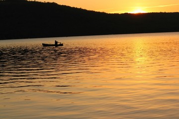 Fototapeta premium tranquil scene of sunset canoeing