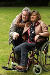 Obraz premium Älteres Paar - Frau im Rollstuhl