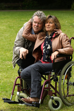 Älteres Paar - Frau im Rollstuhl