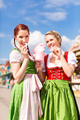 Obraz premium Junge Frauen in traditionellem Dirndl beim Frühlingsfest