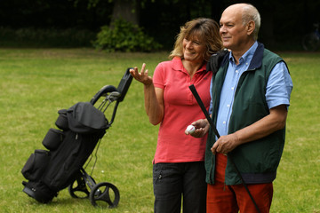 Älteres Paar spielt Golf