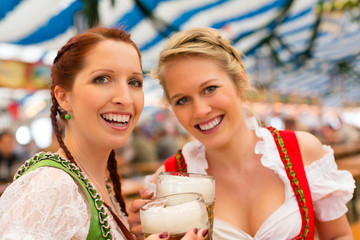 Junge Frauen in traditionellem Dirndl in einem Bierzelt