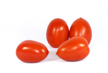 des tomates allongées sur fond blanc