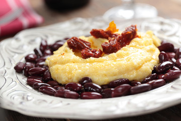 Polenta with beans and tomato