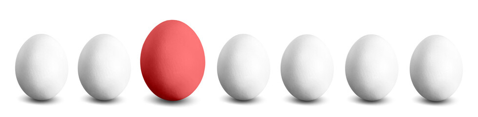 großes rotes Ei in einer Reihe weißer Eier
