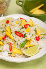 Ryz smażony z imbirem, mango i papryczką chili