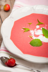 chłodnik z truskawek z miętą i jogurtem © Kamila Cyganek