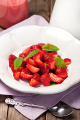 Świeże, dojrzałe truskawki z miętą © Kamila Cyganek