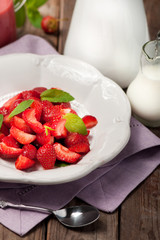 Świeże, dojrzałe truskawki z miętą © Kamila Cyganek