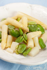 Sałatka z bobu i szparagów z ziołami