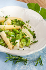 Sałatka z bobu i szparagów z ziołami